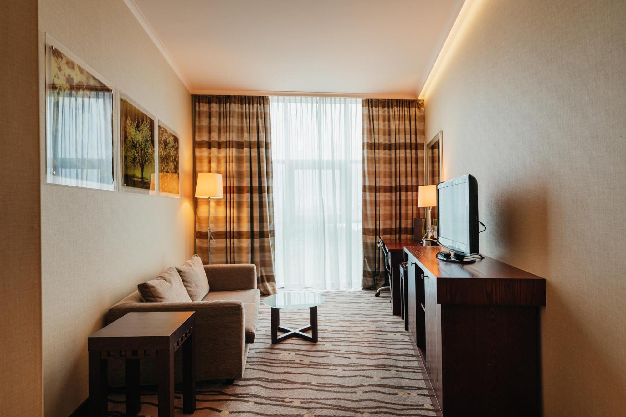 Doubletree By Hilton Bratislava Hotel Esterno foto